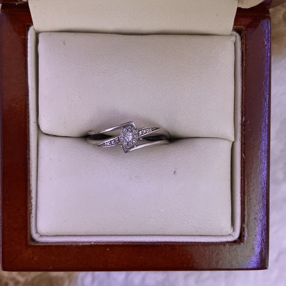 Paris Jewellers 10kt White Gold .10 Carat Diamond - Picture 2 of 5